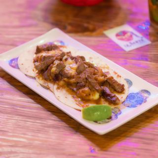 Taco Picaña a la plancha, cebolla caramelizada y queso fundido