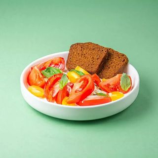 Салат со страчателлой, томатами и бородинским хлебом