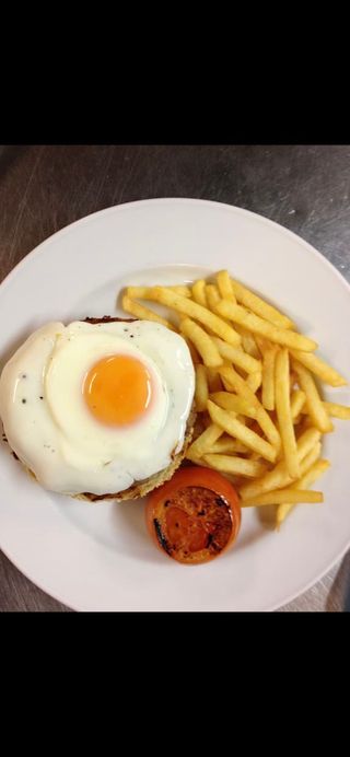Hamburguer no Prato Com Batata e Ovo