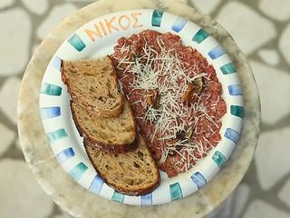 Тартар з рубленої яловичої вирізки з грильованими артишоками, каперсами та витриманим сиром (250 г)