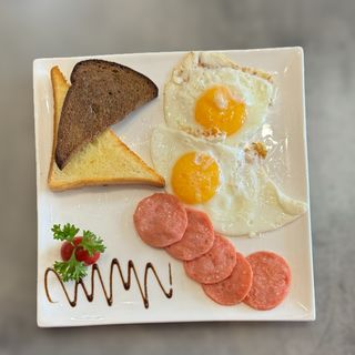 Глазунья с колбасой