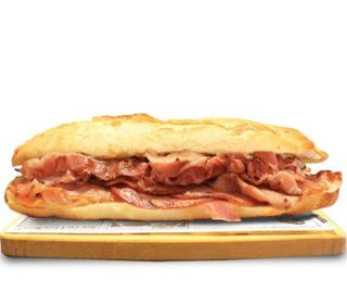 Bocadillode lomo bacon queso y cebolla mini