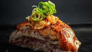 57. Nigiri De Solomillo De Vaca Y Foie Caramelizado (2 Pzs.)