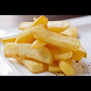 Ración de patatas con pollo y queso