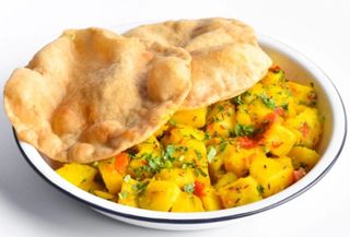 Картофель по Бомбейский с лепешками Пури