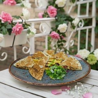 QUESADILLA DE PUI CU CARTOFI PRĂJIȚI ȘI SOSUL CASEI