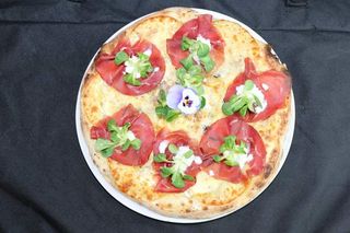 Pizza Cinque Formaggi con Bresaola