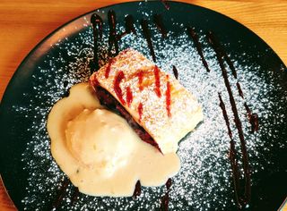 Штрудель з вишнею (120г) (без морозива)