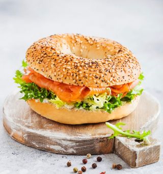Bagel au saumon fumé avocat