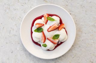 Сирники з лимонною сметаною та ягідним кулі, 300