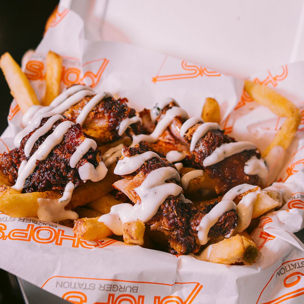 Hermanos Fries: patatine con la buccia, coscia di pollo fritta e salsa ranch, nella carta stampata Chop's