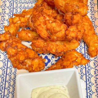 Pollo frito con salsa yogurt