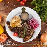 Антрекот из говядины с печеным картофелем