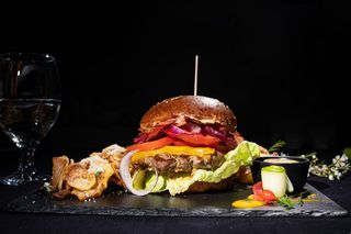 Burger de vită & cartofi Alandala