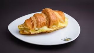 კრუასანის სენდვიჩი ლორით, ყველით, კვერცხით