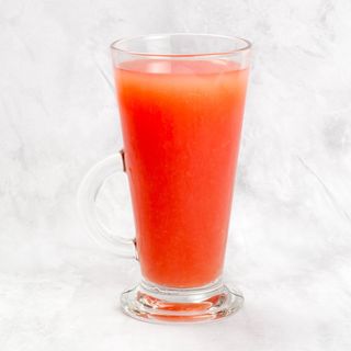 Świeżo wyciskany sok grejpfrutowy