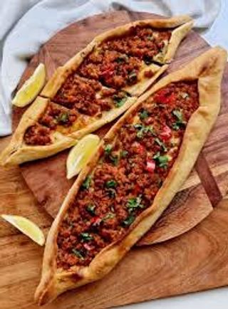 Pide con carne trita