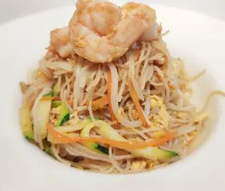 Spaghetti di riso con gamberi, verdure e uova