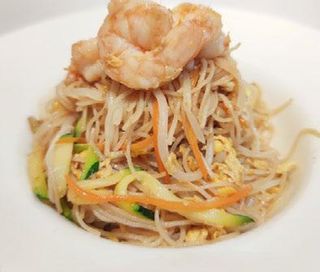 Spaghetti di riso con gamberi, verdure e uova