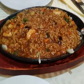 Gran mariscada en fuente quemada