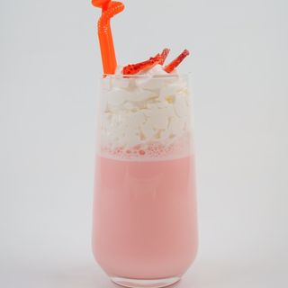 Клубничный молочный коктейль (500 мл)