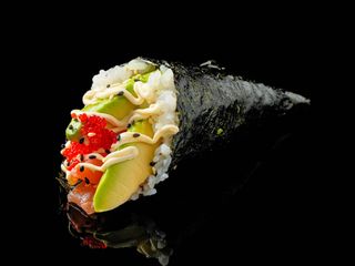 160 Temaki salmón y aguacate (1 ud.)