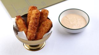 სულგუნის ჩხირები აჯიკის სოუსთან ერთად