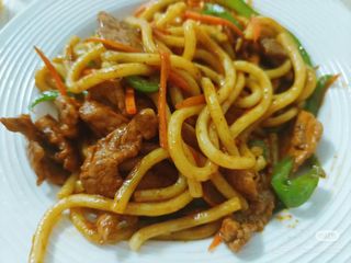 Spaghetti udon con manzo