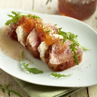 Solomillo De Cerdo Con Queso De Cabra Y Cebolla Caramelizada