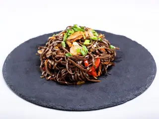 Соба зі свининою та овочами (350г)