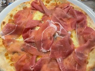 Quattro formaggi e crudo – bianca