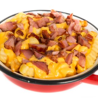 Patatas fritas con cheddar y bacon