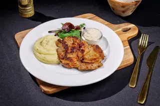 Ceafă de porc marinată și cartofi cu trufe
