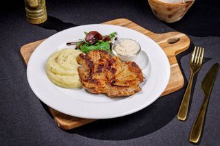 Ceafă de porc marinată și cartofi cu trufe