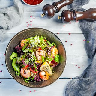 Salata cu crevete si avocado