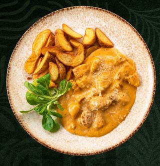 Пилешки късчета със сос сирена и уеджис картофки