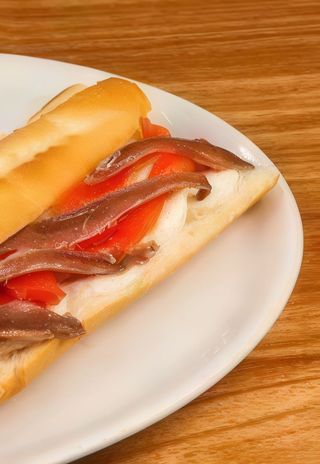 Bocadillo De Anchoas Y Tomate