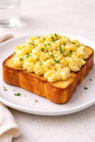 KREMOWA JAJECZNICA NA MLECZNYM CHLEBIE