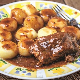 Kotlet z karczku duszony w sosie pieczeniowym,ziemniaki,surówka