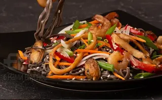 Соба з морепродуктами та овочами (380г)