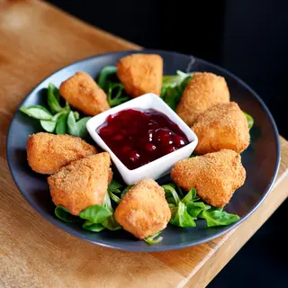 Camembert panierowany z żurawiną