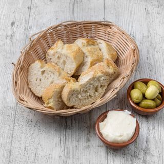 Pan con Ali Oli y Aceitunas