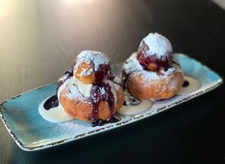 Papanași cu smantana și dulceață