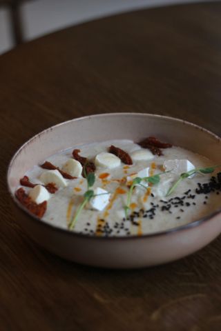 Вівсяна каша з вяленими томатами та фетою