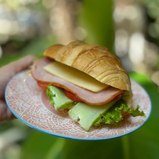 კრუასანი ყველით და ლორით