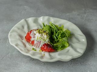 Копчений перець капі з м'ясом, сиром страчатела та свіжим салатом