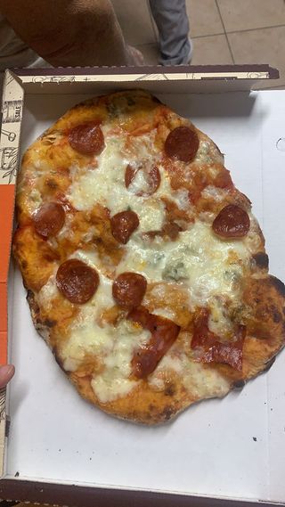 Pinsa con salame piccante, gorgonzola, olive e pomodori secchi