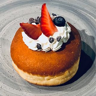 Krapfen chantilly e frutti di bosco