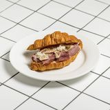 Круассан с говядиной и печенным перцем