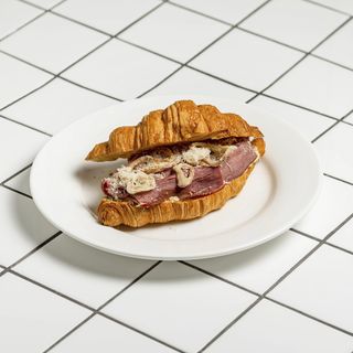 Круассан с говядиной и печенным перцем